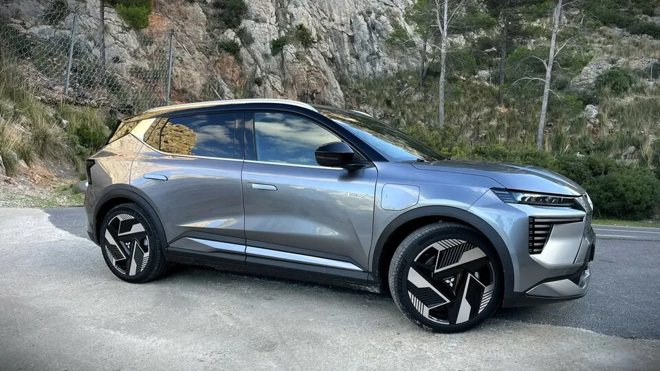 Mit 4,49 Metern Länge bleibt der Mitsubishi Eclipse Cross kompakt und bietet dennoch viel Raum für Passagiere und Gepäck.